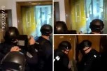 "BACI SEKIRU, VLADIMIRE" Snimak napada na policajce na Vračaru: Muškarac komšinicu udario u glavu, zaključao se u stan, a onda je usledila DRAMA (VIDEO)