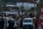 IZVLAČENJE POGINULOG ČOVEKA IZ JABLANICE: Scene strave i užasa iz poplavljenog bosanskog grada (VIDEO)