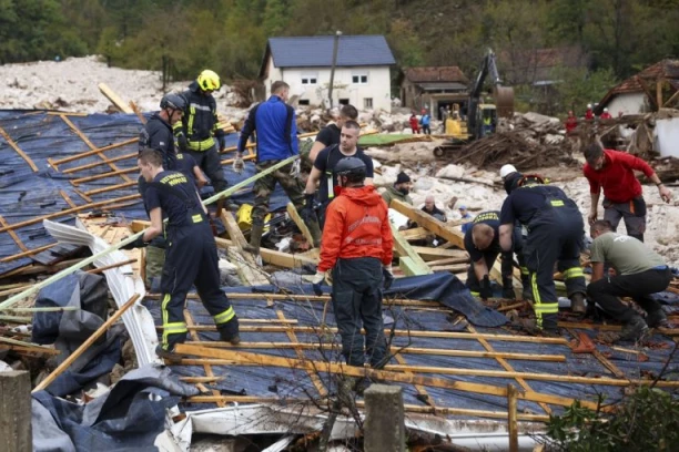 BRAČNI PAR PRONAĐEN ZAGRLJEN! NESTALE CELE PORODICE! SVAKI SEKUND JE DRAGOCEN! Spasioci u Jablanici teškom mehanizacijom i GOLIM RUKAMA kopaju ruševine! (VIDEO)