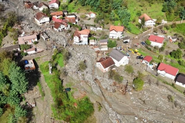 HOROR SNIMAK IZ VAZDUHA: Sve je IZOBLIČENO! Ulice sela kod Jablanice su zatrpane, neke kuće više ne postoje! (FOTO/VIDEO)