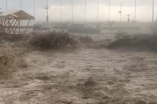 KATASTOFALNO NEVREME ZAHVATILO DALMACIJU: Bujice preplavile ulice, šetališta, dvorišta i podrume (video)