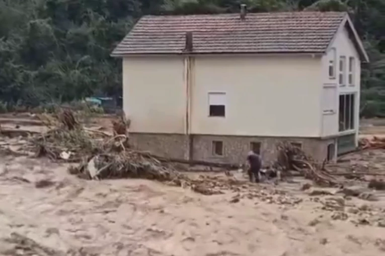 KATASTROFALNA SITUACIJA U BUTUROVIĆ POLJU: Kiša i dalje pada, ekipe spasilaca tragaju za četiri nestale osobe (VIDEO)