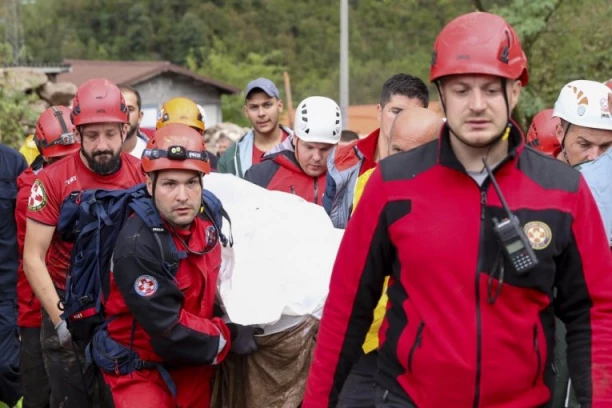 JEZIVE SCENE U JABLANICI POSLE POPLAVA! Pripadnici GSS izvukli telo jednog od nastradalih, nose ga u mrtvačnicu! PRIZOR OD KOJEG SE PLAČE! (FOTO)