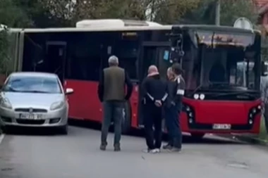 STAO USRED KRIVINE I BLOKIRAO SAOBRAĆAJ! Novi slučaj bahatog parkiranja u Zemunu, gradski prevoz NE MOŽE DALJE! (VIDEO)