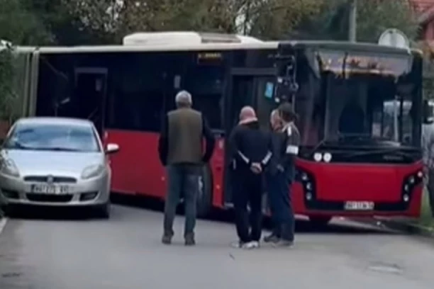 STAO USRED KRIVINE I BLOKIRAO SAOBRAĆAJ! Novi slučaj bahatog parkiranja u Zemunu, gradski prevoz NE MOŽE DALJE! (VIDEO)