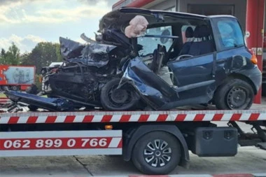 UBILI MAJKU TROJE DECE, PA POKUŠALI DA POBEGNU?! Jezivi detalji nesreće kod Bačkog Petrovca: Dvojica bila u automobilu, ali odbijaju da kažu KO JE VOZIO! (FOTO, VIDEO)