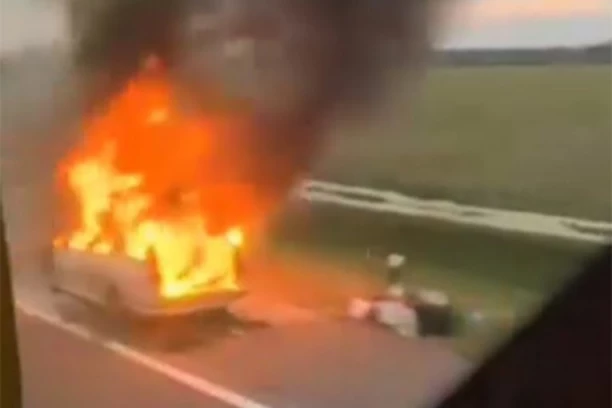 GUST DIM PREKRIO NEBO IZNAD AUTO-PUTA KOD LAPOVA! Automobil se pretvorio u buktinju! (FOTO/VIDEO)