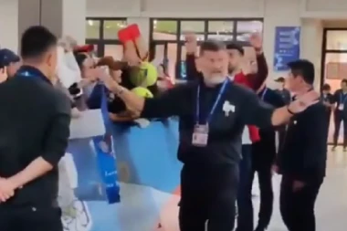 OPŠTI HAOS U KINI: Đokovića gurnuo navijač, njegova reakcija iznenadile sve! (VIDEO)