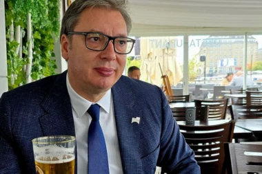 "PICA JE ONAKO, A PIVO JE TOP!" Predsednik Vučić ovako čeka sastanak sa Šolcom u Hamburgu (FOTO)