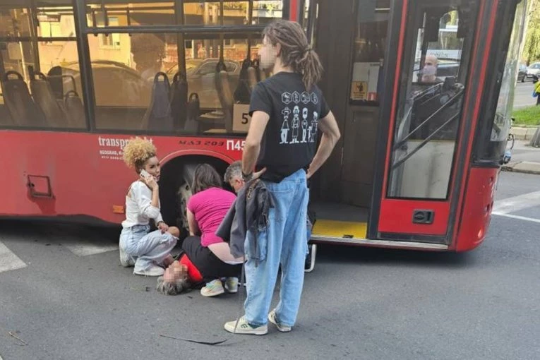 AUTOBUS UDARIO ŽENU NA BANOVOM BRDU! Vozač se zatvorio u kabinu, NE IZLAZI!