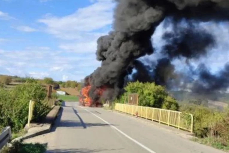 GORI AUTOBUS! Od dima i plamena ništa se ne vidi! VATROGASCI JURE KA MALOM ORAŠJU! (VIDEO)