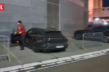 TEO STIGAO U ARENU U BESNOJ MAŠINI: Od cene ovog automobila zavrteće vam se u glavi! (VIDEO)