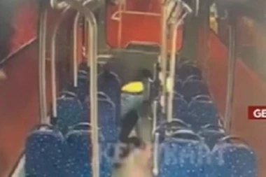 (UZNEMIRUJUĆI SNIMAK) KRVOPROLIĆE U GRADSKOM AUTOBUSU: Nožem nasrnuo na putnika i ubio ga! Kamere sve snimile (VIDEO)