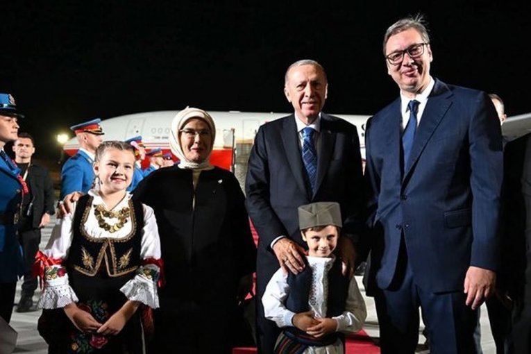 VUČIĆ DOČEKAO ERDOGANA NA AERODROMU U BEOGRADU: "Dobro došli u Srbiju, dragi prijatelju"! (FOTO)