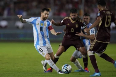 MESI IGRAO VATERPOLO UMESTO FUDBALA: Argentinac se u ovoj situaciji nije verovatno nikada našao (VIDEO)