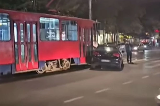 SUDAR TRAMVAJA I AUTOMOBILA NA VOŽDOVCU! Nastao kolaps u saobraćaju, obustavljen gradski prevoz!