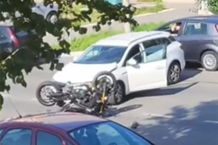 SUDARILI SE AUTOMOBIL I MOTOR U ZEMUNU: Vozač motocikla hitno prebačen u Urgentni centar! (VIDEO)