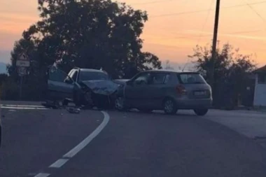 JEZIV SUDAR NA PUTU TOPOLA-RUDNIK: Automobili uništeni, stvaraju se gužve! (FOTO)