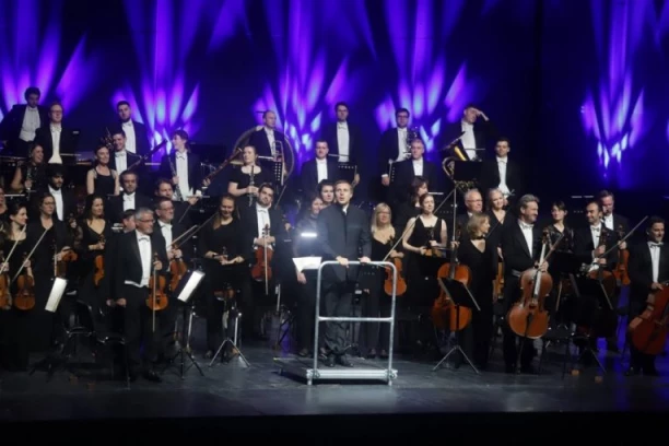 KRALJEVSKA FILHARMONIJA U SAVA CENTRU: Naša voditeljka ZABLISTALA u haljini VLADARSKE boje! (VIDEO)