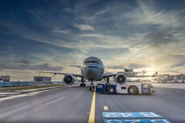 PUCANO U PUTNIČKI AVION KAD JE POKUŠAO DA SLETI: Jedna osoba ranjena