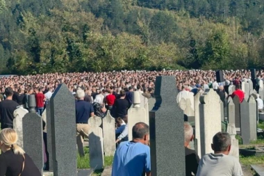 REPUBLIKA NA LICU MESTA: MUK I TIŠINA NAD JABLANICOM! Održan obred pred sahranu 18 žrtava stravičnih poplava (FOTO+VIDEO)