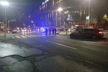 TEŽAK UDES ISPRED SKUPŠTINE! Jedno vozilo od siline udara završilo na ostrvu između dve trake, drugo čak 30 metara dalje (FOTO)