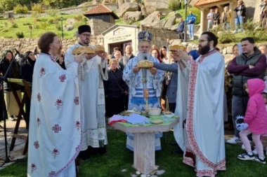 VELIKA SVETKOVINA NA SEVERU KOSMETA: Bogorodica okupila vernike u Sokolici, vladika Teodosije postavio novu igumaniju