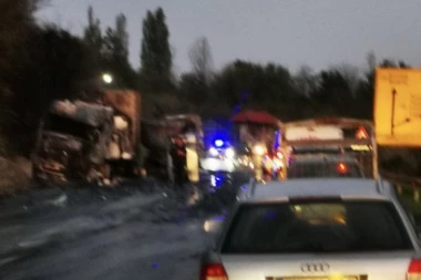 U STRAVIČNOM SUDARU KAMIONA NA IBARSKOJ POGINUO VOZAČ! Vozila se nakon nesreće zapalila i potpuno izgorela (VIDEO)