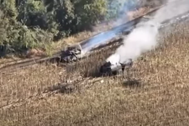 HAOS U KURSKU, VIŠE SE NE ZNA KO NA KOGA PUCA: Isplivao snimak bliskog tenkovskog sukoba na svega 15 metara (VIDEO)