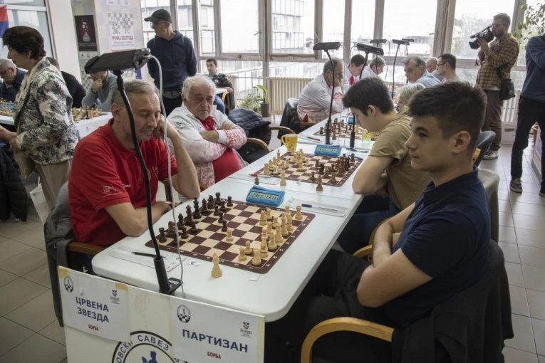 PREMIJER LIGA NA SRPSKI NAČIN: Odigran šahovski večiti derbi, Zvezda i Partizan imali po navijača (FOTO+VIDEO)