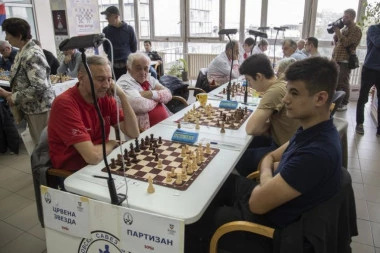 PREMIJER LIGA NA SRPSKI NAČIN: Odigran šahovski večiti derbi, Zvezda i Partizan imali po navijača (FOTO+VIDEO)