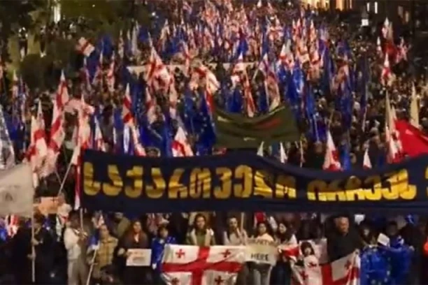 NEZAPAMĆENI PROTESTI U GRUZIJI PRED GLAVNE IZBORE! Desetine hiljada ljudi na ulicama, vijore se zastave Evropske unije (VIDEO)