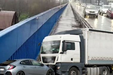 SUDAR NA PLAVOM MOSTU! Stvorile se kilometarske kolone! (FOTO)