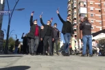 STUDENTI USTALI PROTIV KURTIJEVOG TERORA! Sa trakama na ustima i indeksima u rukama protestovali u Kosovskoj Mitrovici (VIDEO)