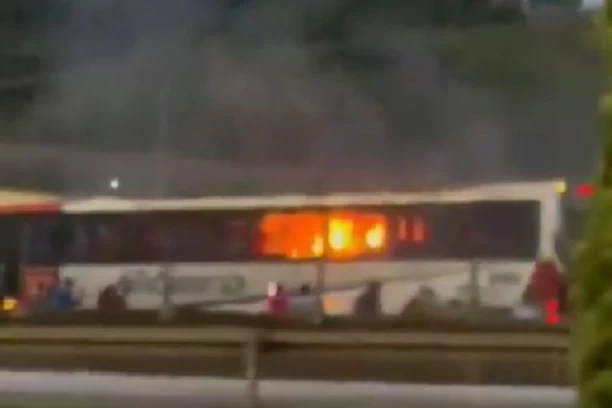 JOŠ CRNJA BROJKA: Više od 30 poginulo u sudaru autobusa i kamiona (VIDEO)