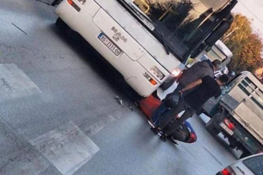 MOTOCIKLISTA PODLETEO POD TOČKOVE AUTOBUSA U ČAČKU! Jeziva slika sa lica mesta! (FOTO)