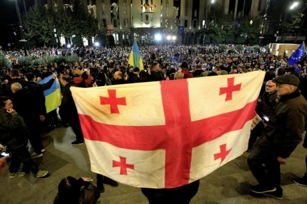 BURNO I NAPETO U TBILISIJU: Opozicija na protestima uputila četiri ključne poruke građanima i vlasti, demonstranti iskalili bes na Orbanu (VIDEO)