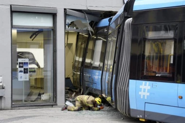 TRAMVAJ ISKOČIO IZ ŠINA, ČETVORO POVREĐENIH! Užas na ulici, vozilo se zakucalo u prodavnicu