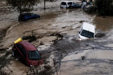 APOKALIPTIČNE SCENE IZ ŠPANIJE: Brzi voz iskočio iz šina, bujice nose automobile, nestali ljudi, a sve ZBOG KLIMATSKOG FENOMENA (FOTO/VIDEO)