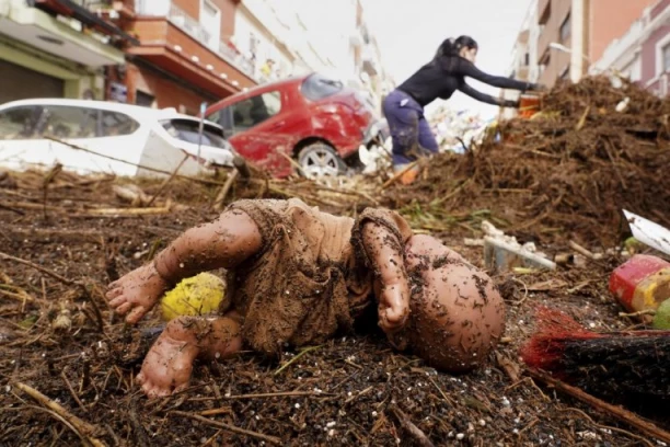 NAJPOTRESNIJA VEST SA LICA MESTA: Devetoro tela pronađeno u garaži! Poplave ubile više od 100 ljudi (FOTO+VIDEO)