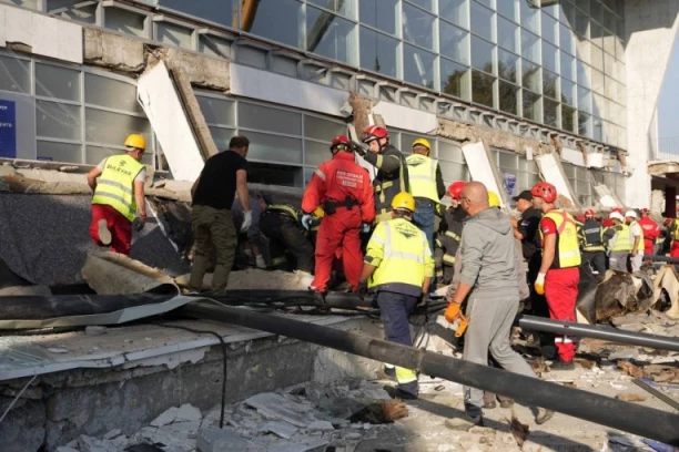 PREMINULA DEVOJKA TEŠKO POVREĐENA U PADU NADSTREŠNICE U NOVOM SADU! Oglasili se iz KC Vojvodine!