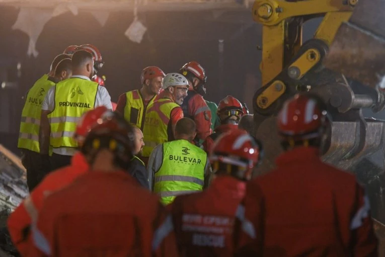 HEROJI BEZ OSMEHA! Pogledajte lica naših spasilaca nakon TRAGEDIJE NA ŽELEZNIČKOJ STANICI NOVI SAD (FOTO)