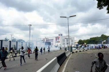 BUNILI SE PROTIV EKONOMSKIH REFORMI, PA OPTUŽENI ZA IZDAJU: Najmanje 13 mrtvih na protestima u Nigeriji (FOTO/VIDEO)