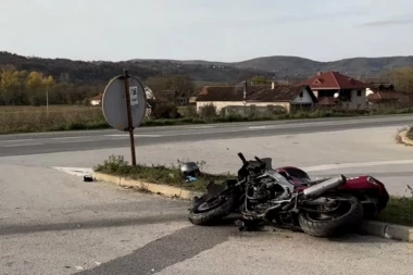 OTAC I ĆERKA SLETELI SA MOTOCIKLA OD SILINE UDARA! Jeziva saobraćajna nezgoda kod Čačka (FOTO)