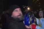 OPŠTI HAOS U NOVOM SADU! Demonstranti se tukli između sebe, pogodili ženu u glavu! (VIDEO)