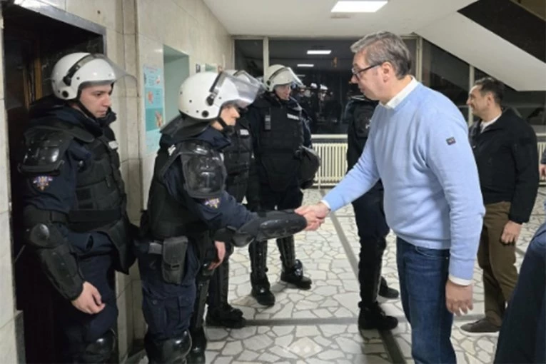 "IZDRŽALI SU TEROR NEZAPAMĆENIH RAZMERA!" Vučić posetio policajce u Novom Sadu: Uzdržali su se i pokazali odgovornost!