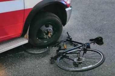 UŽASNA SAOBRAĆAJKA KOD MLADENOVCA! Biciklista na mestu ostao mrtav, auto udario u zemljani bedem i završio na krovu