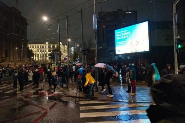 HOAS NA PROTESTU: Demonstranti nasrnuli na čoveka, a onda mu šutirali i auto (VIDEO)