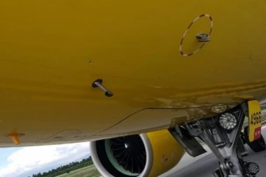 PUCANO NA PUTNIČKI AVION DOK JE SLETAO! Drama na aerodromu, avio-kompanije počele da UKIDAJU LETOVE (VIDEO)