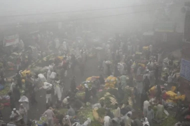 STRAVA I UŽAS! Smog iz metropole UBIJA DECU! Niko ne sme napolje, škole su zatvorene, svi nose maske! PRIZORI SU VIDLJIVI I IZ SVEMIRA (FOTO)